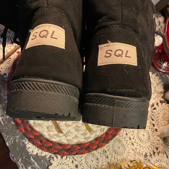 Cozy Black Winter Boots - Picture 6 of 6